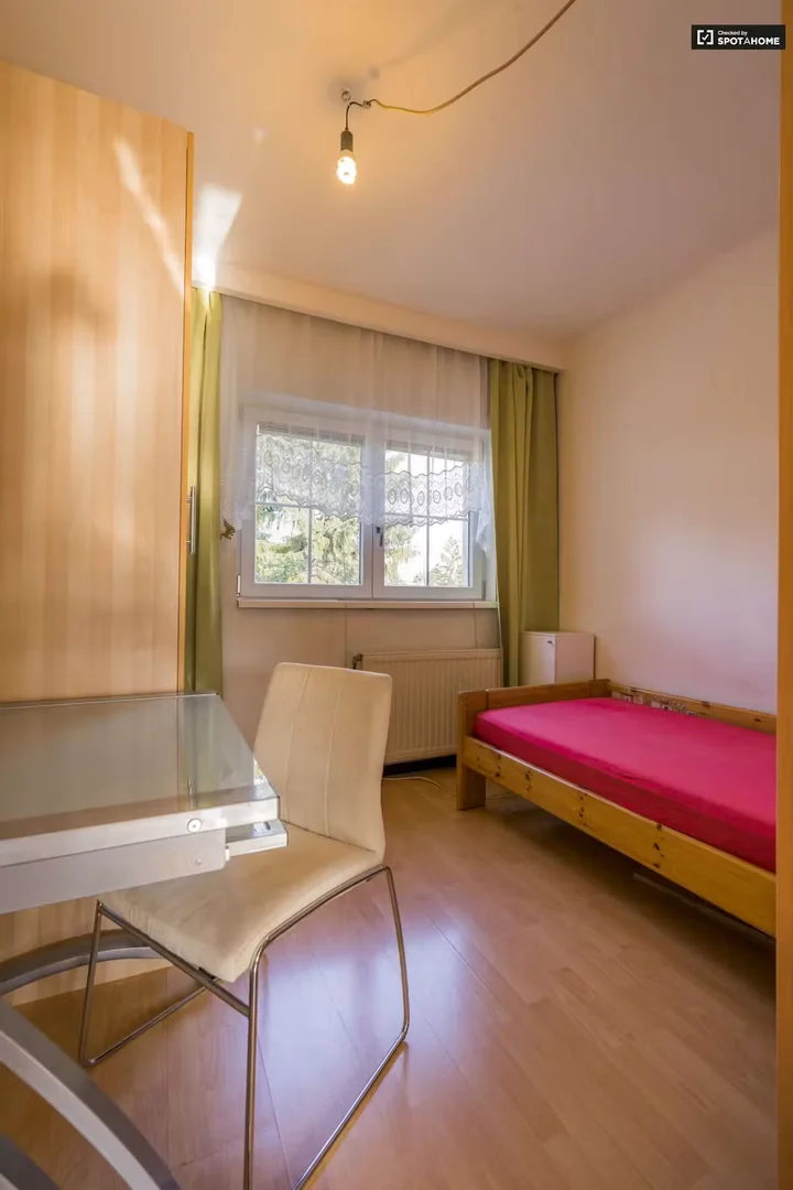 Studentenzimmer in  mit Arbeitsbereich und Gemeinschaftseinrichtungen