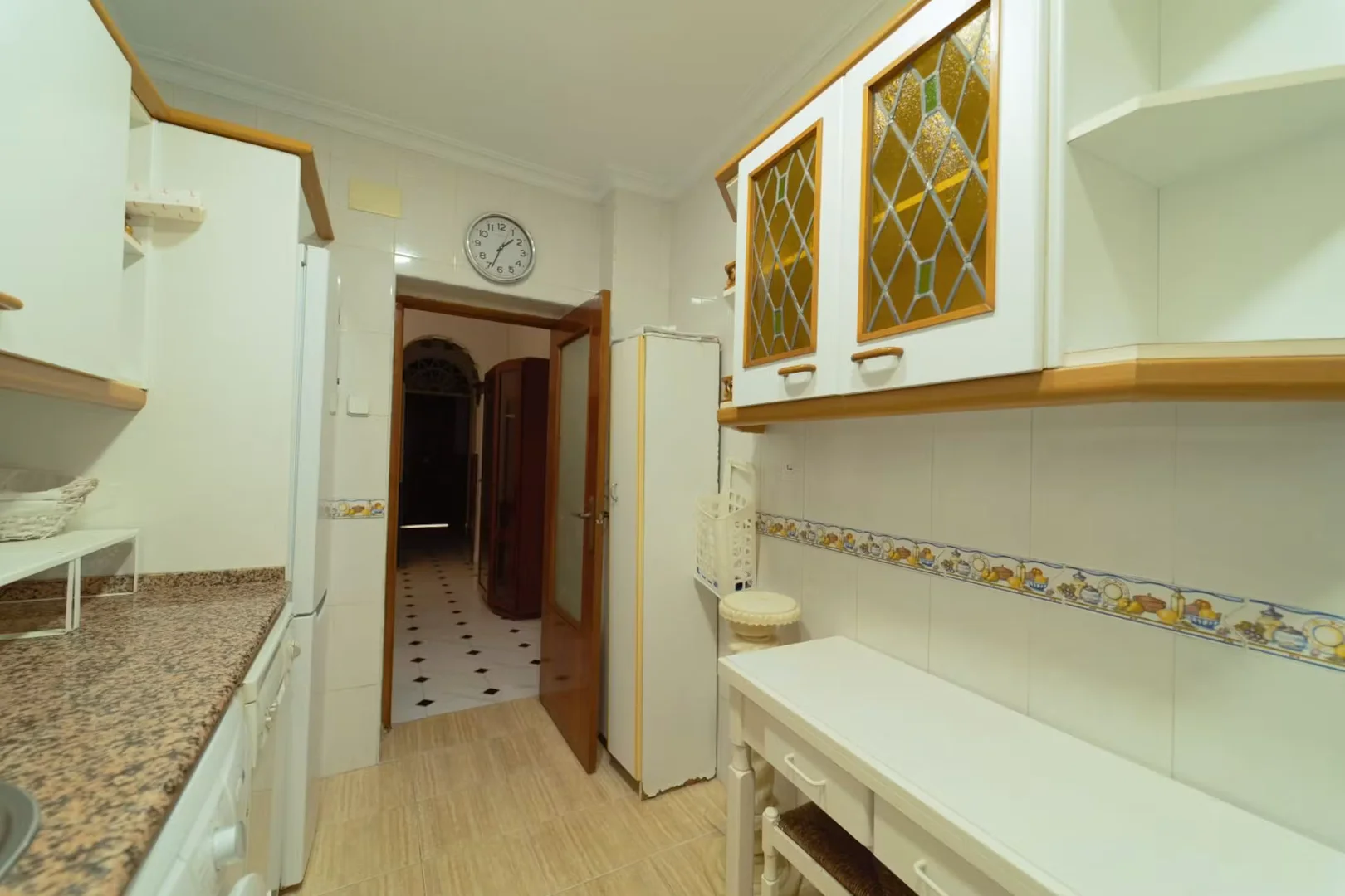 Chambre d'étudiant à  avec espace d'étude et installations communes