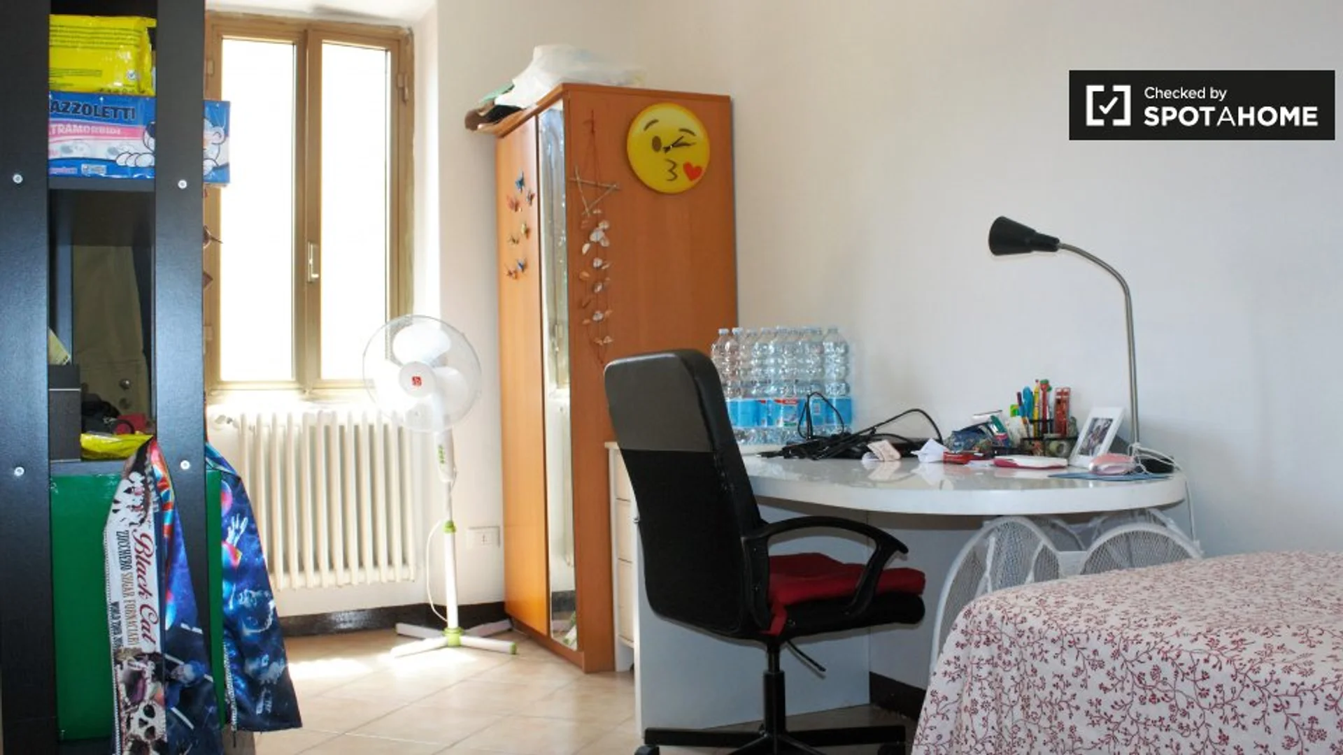 Jasny i przestronny pokój studencki z łatwym dostępem do uniwersytetu w