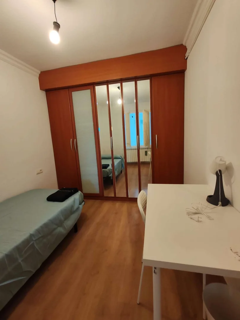 'de öğrenci dairesinde, tamamen mobilyalı kiralık oda
