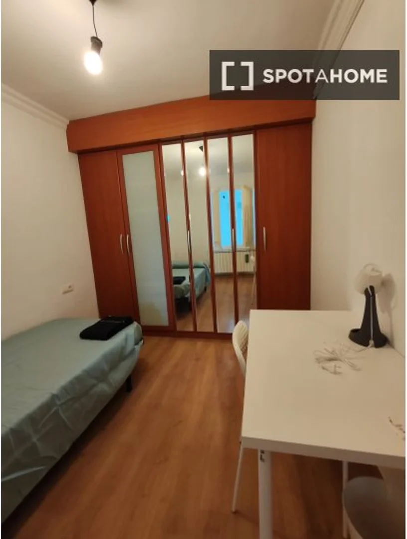 'de öğrenci dairesinde, tamamen mobilyalı kiralık oda
