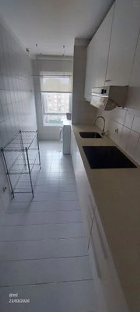 Quarto de estudante luminoso e arejado com acesso fácil à universidade em