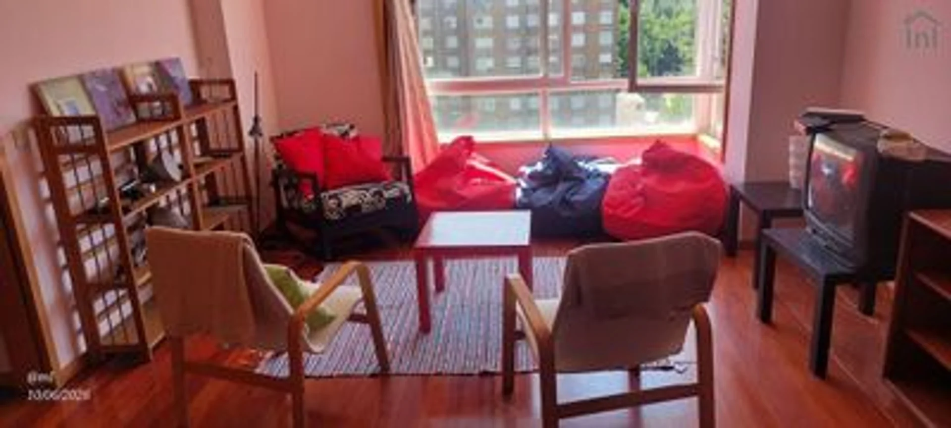Quarto de estudante confortável e espaçoso em