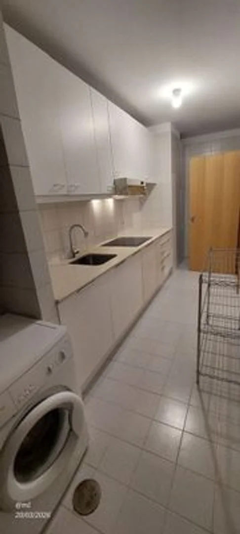 Quarto de estudante confortável e espaçoso em