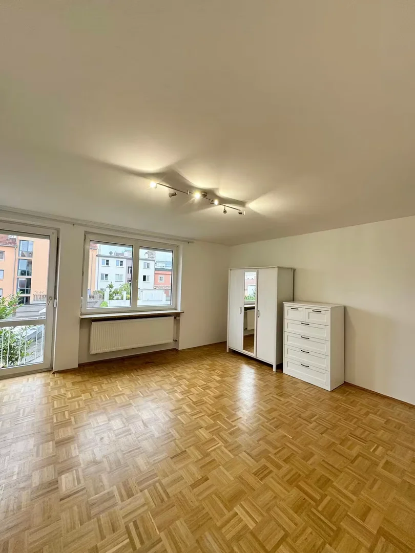 Habitación asequible para estudiantes con buena iluminación en