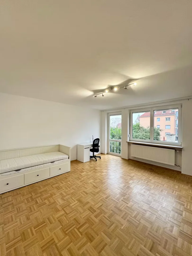 Habitación estudiantil amplia y cómoda en
