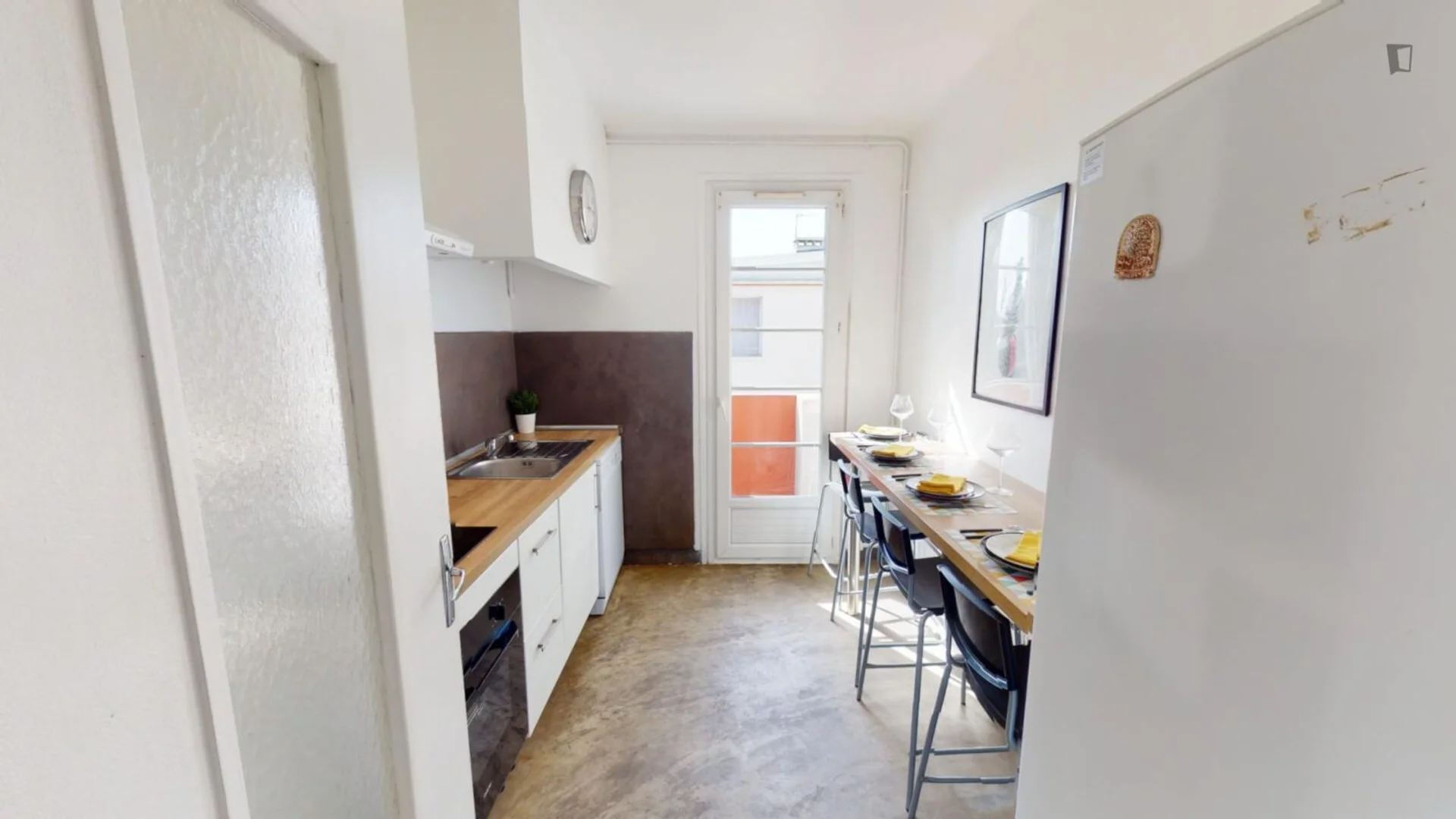 Student-friendly room in with modern amenities