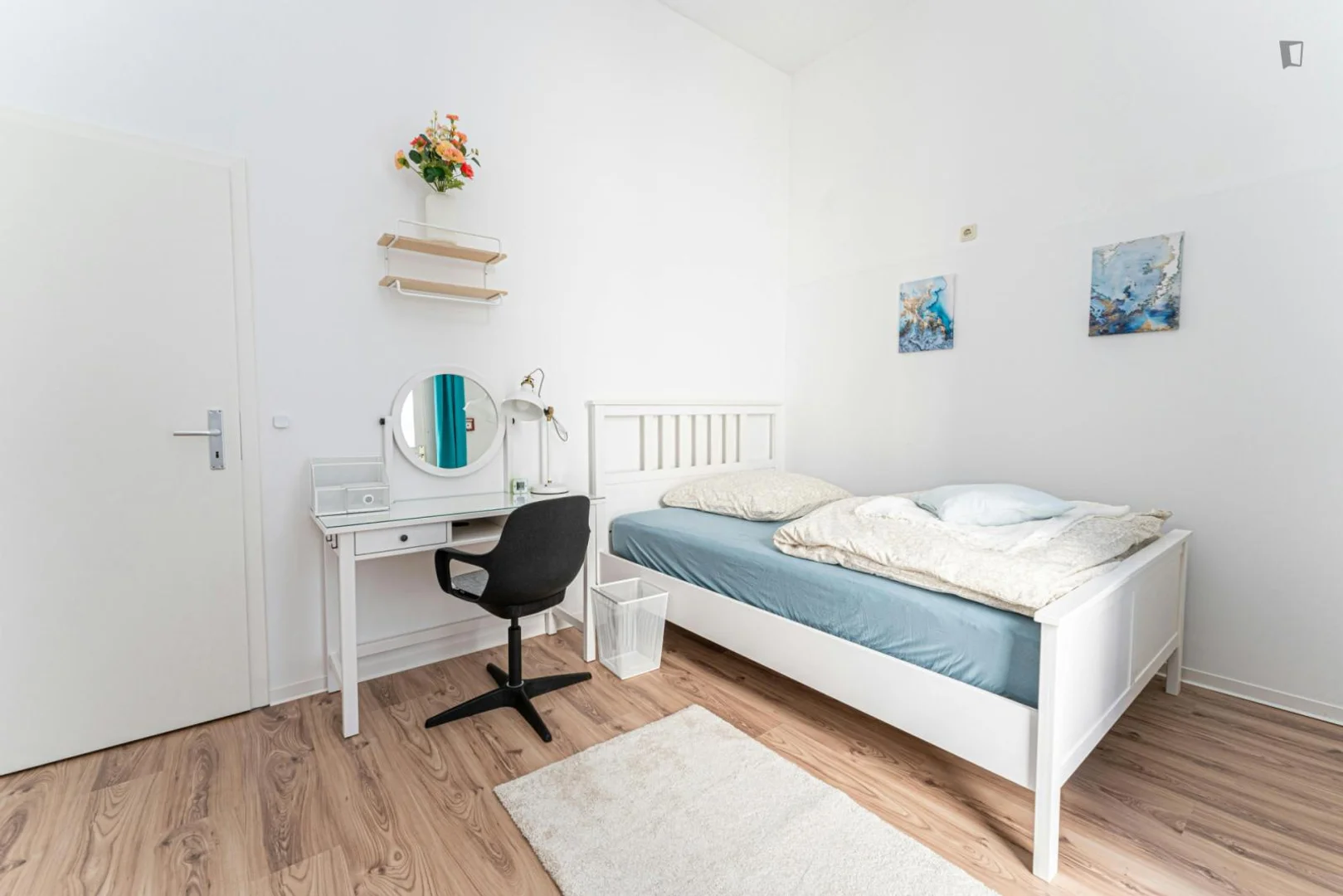 Room for rent in student apartment in , fully furnished
