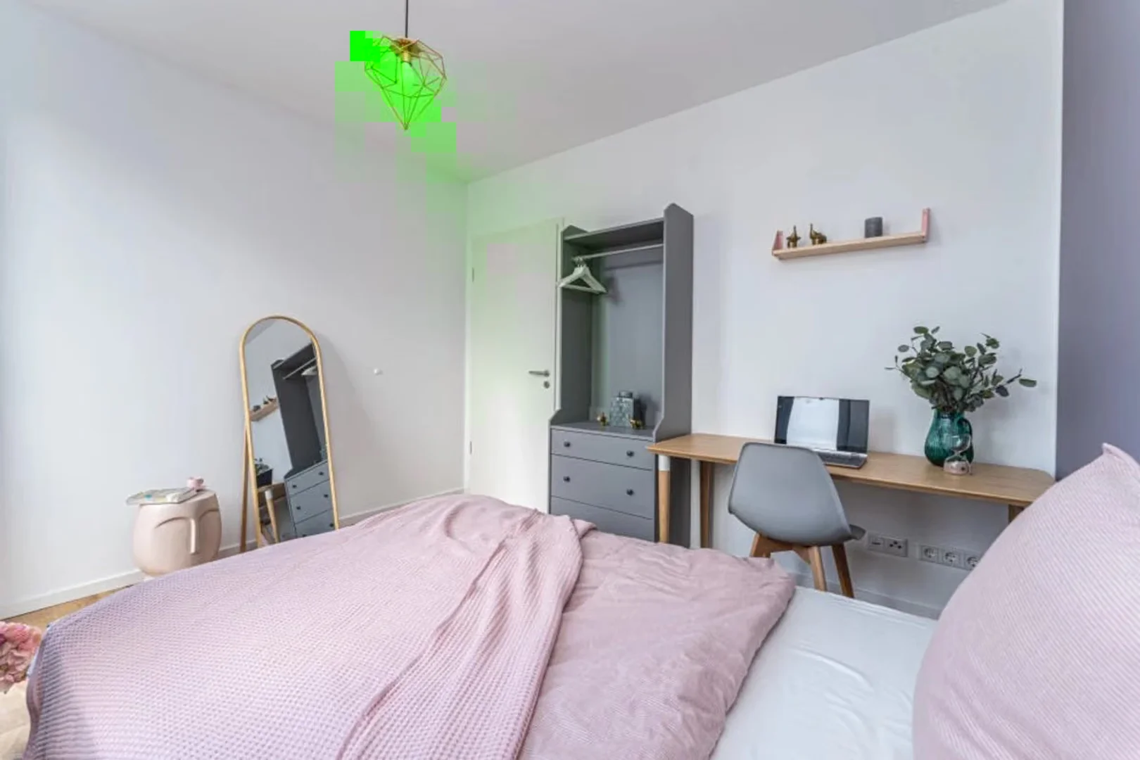 Quarto de estudante em  com área de estudo e instalações partilhadas