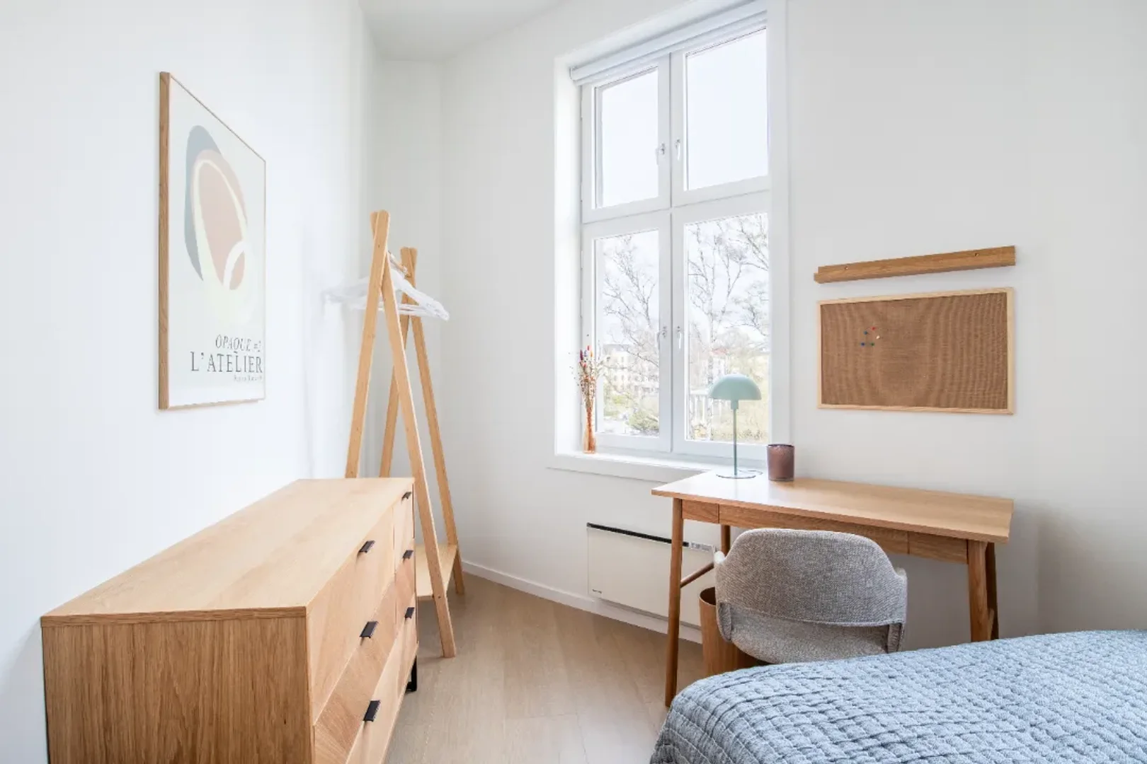 Chambre d'étudiant lumineuse et aérée avec accès facile à l'université dans