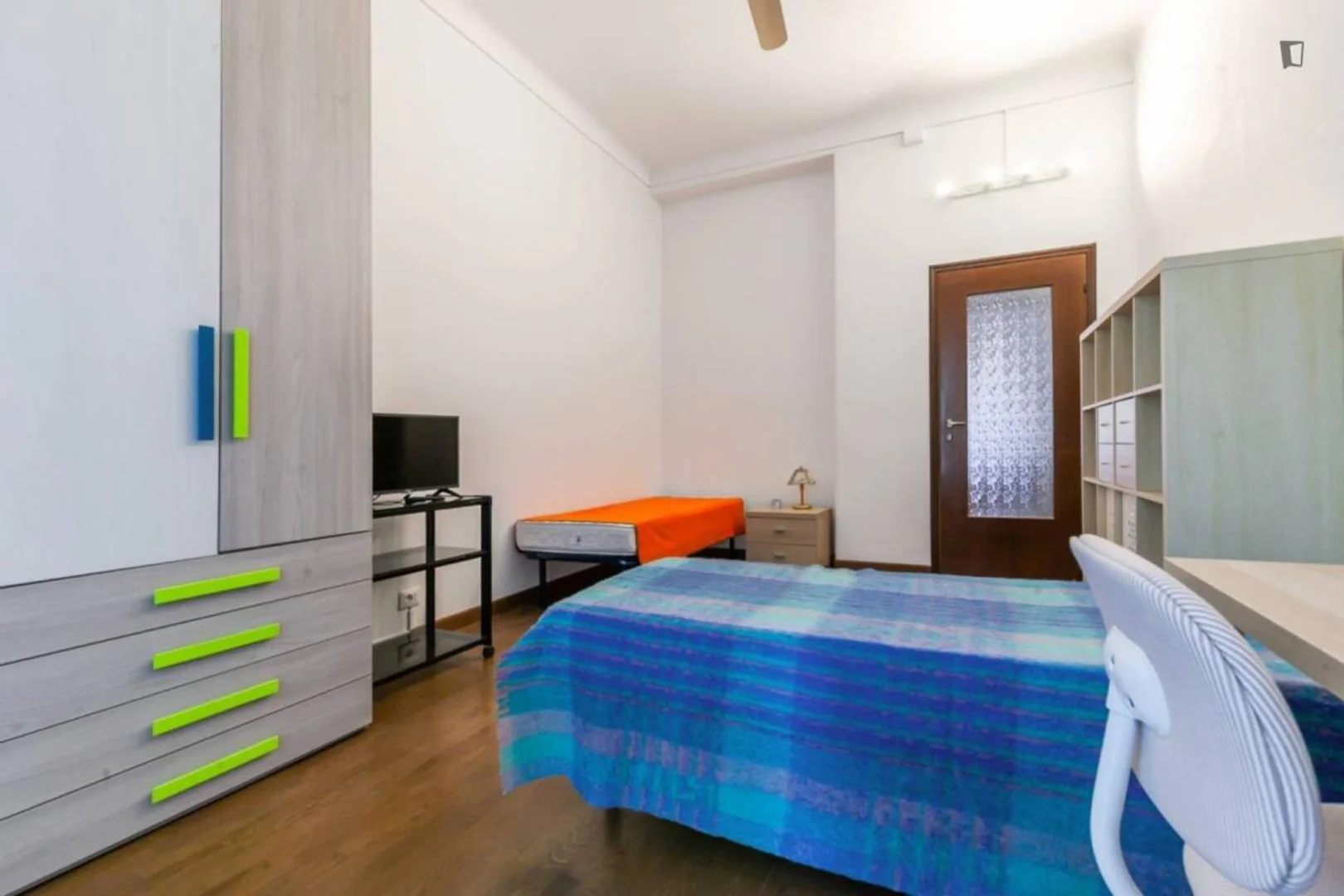 Student-friendly room in  with modern amenities