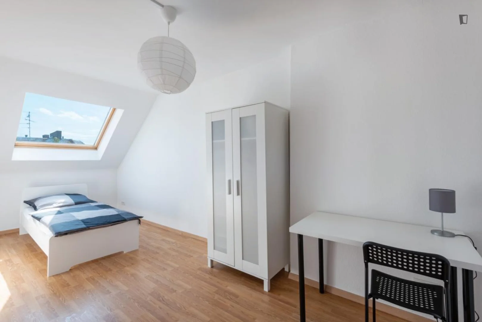 Budget-friendly student room close to campus in