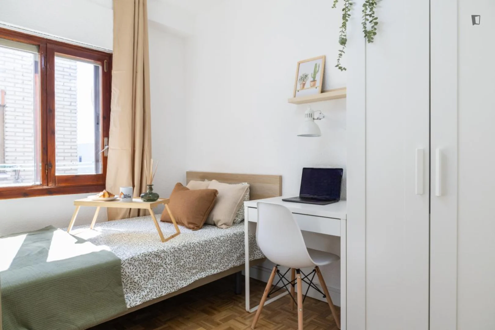 Chambre conviviale pour les étudiants dans avec des équipements modernes