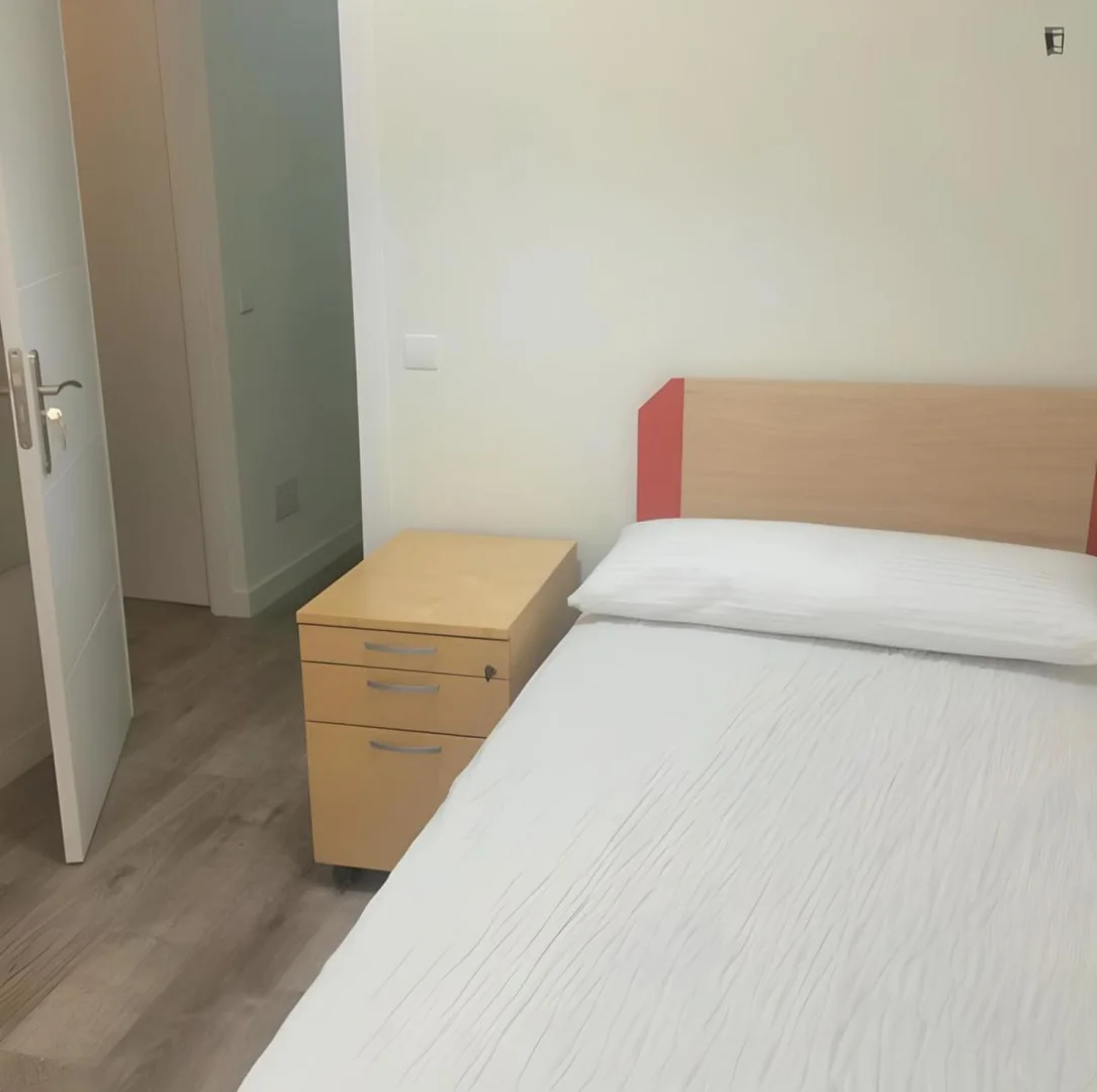 Chambre d'étudiant lumineuse et aérée avec accès facile à l'université dans 