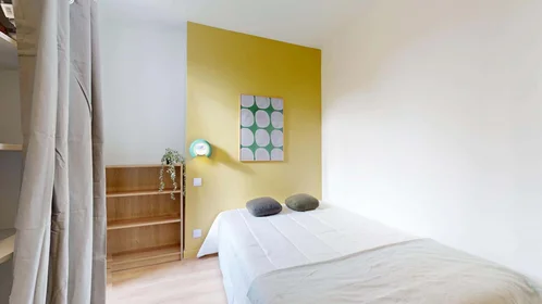 Quarto privado em 19 Rue Pierre Albrand, 13002 Marseille, France, imagem 1 de 16