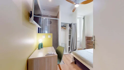 Quarto privado em 19 Rue Pierre Albrand, 13002 Marseille, France, imagem 3 de 16