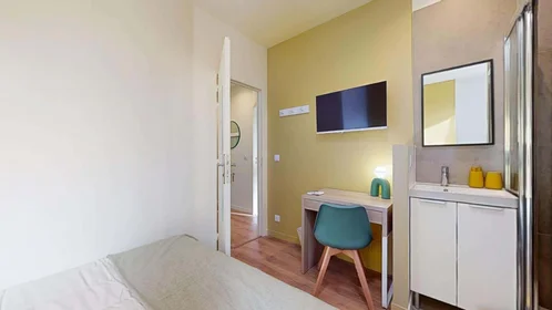 Quarto privado em 19 Rue Pierre Albrand, 13002 Marseille, France, imagem 4 de 16