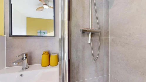 Quarto privado em 19 Rue Pierre Albrand, 13002 Marseille, France, imagem 6 de 16