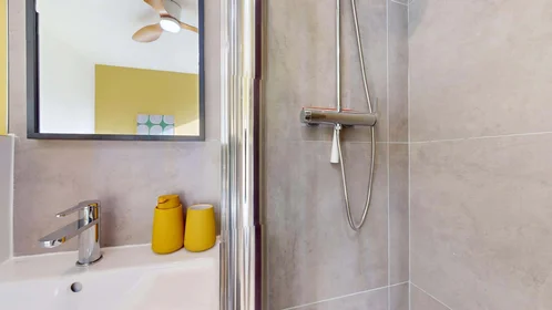 Quarto privado em 19 Rue Pierre Albrand, 13002 Marseille, France, imagem 7 de 16