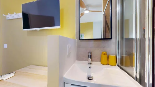 Quarto privado em 19 Rue Pierre Albrand, 13002 Marseille, France, imagem 8 de 16