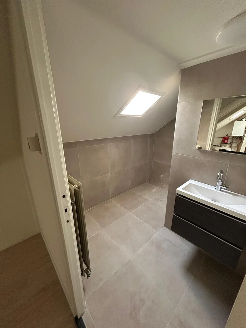 Habitación estudiantil funcional perfecta para estudiar en 