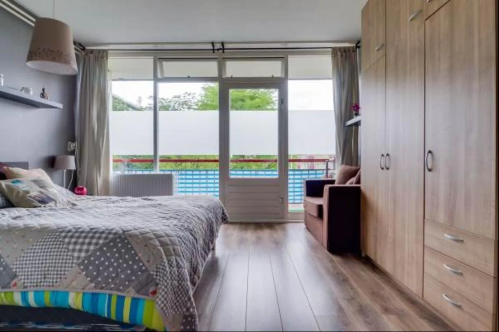 Chambre confortable pour étudiants disponible dans 