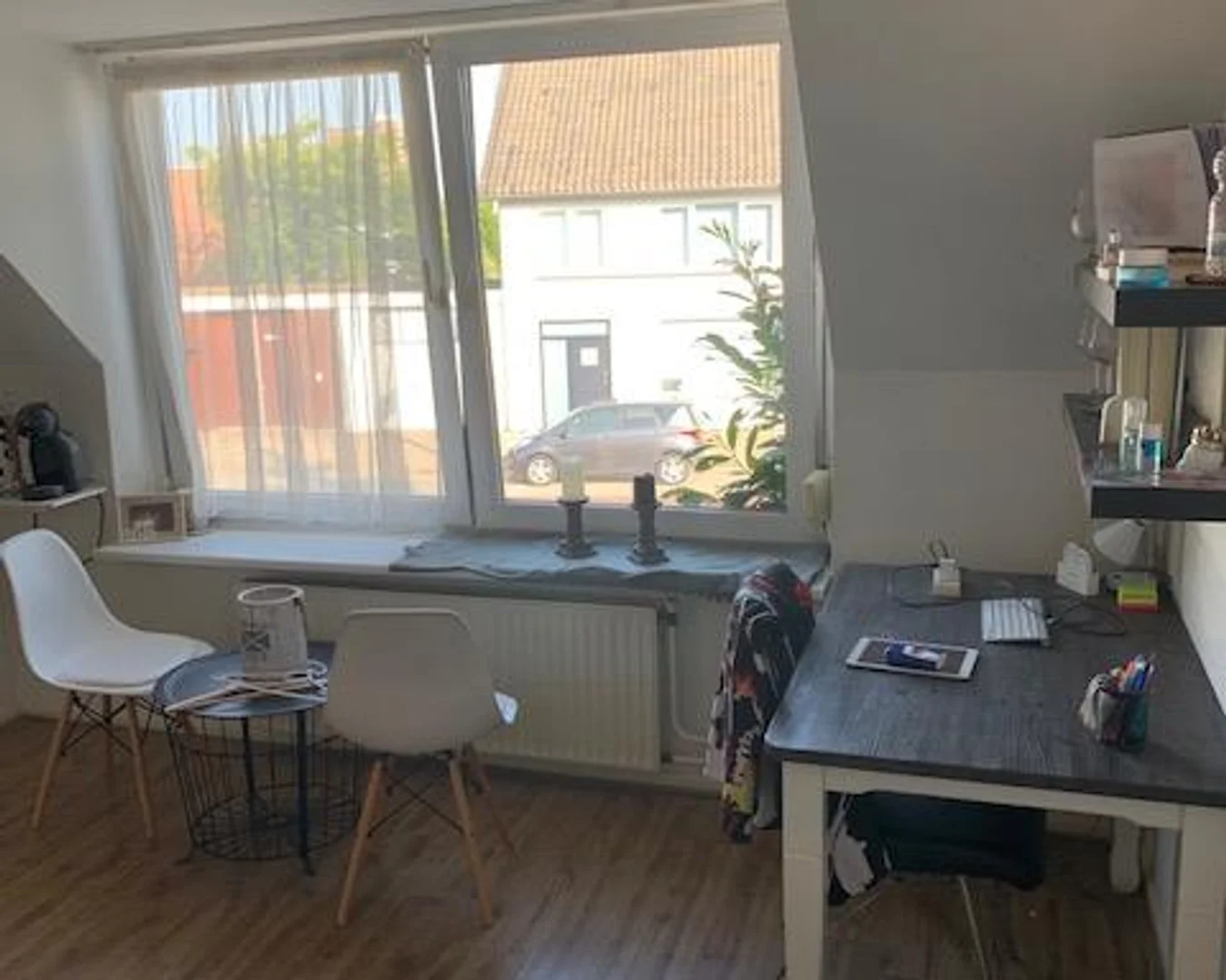 Niedrogi pokój dla studentów z dużym oświetleniem w