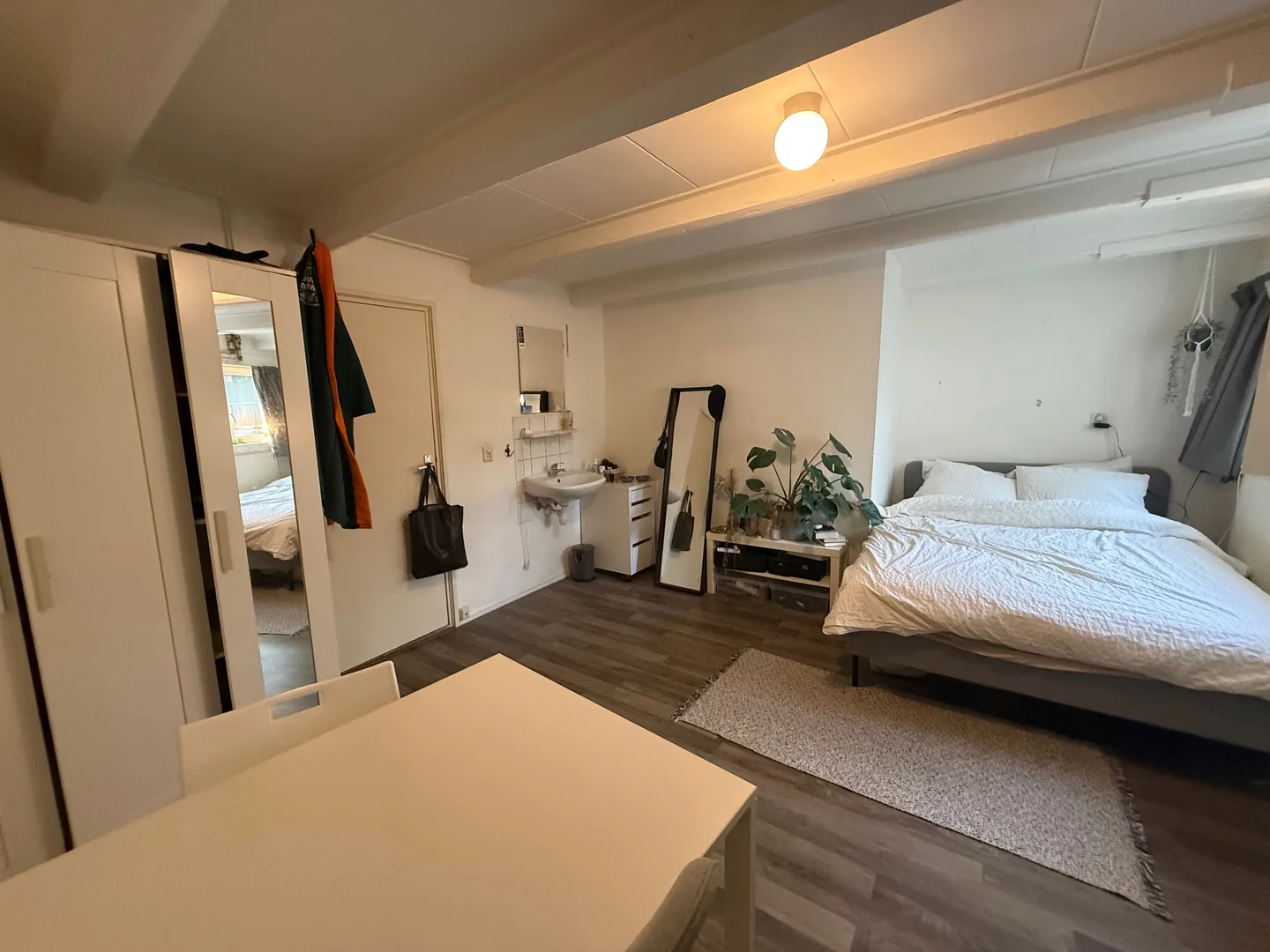 Habitación estudiantil luminosa y aireada con fácil acceso a la universidad en 