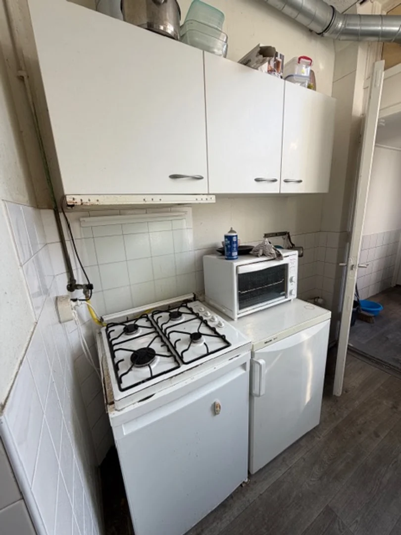 Habitación acogedora para estudiantes disponible en 