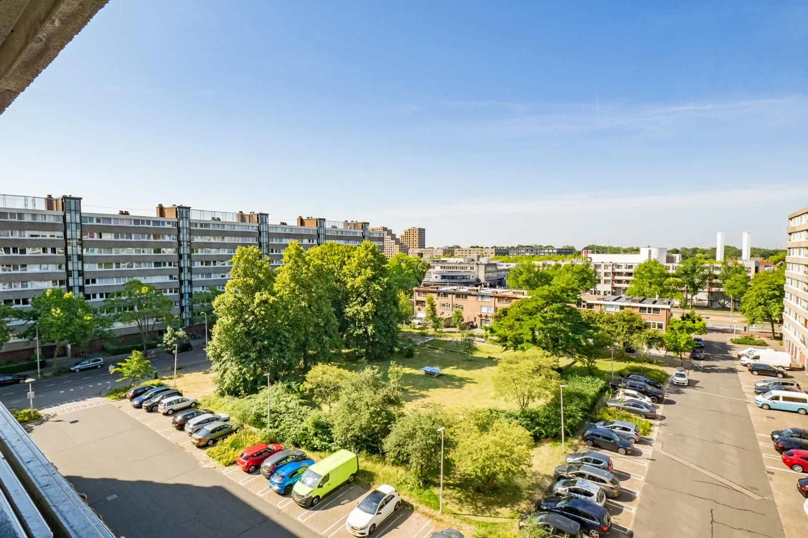 Chambre d'étudiant à  avec espace d'étude et installations communes