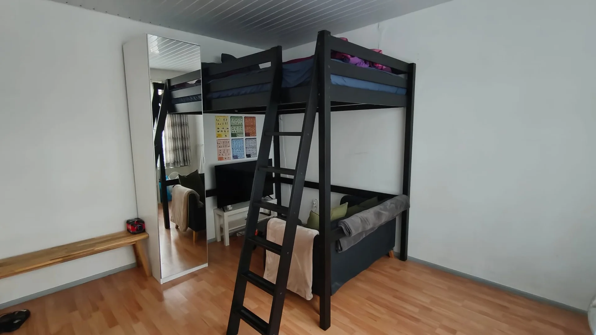 Chambre d'étudiant à  avec espace d'étude et installations communes