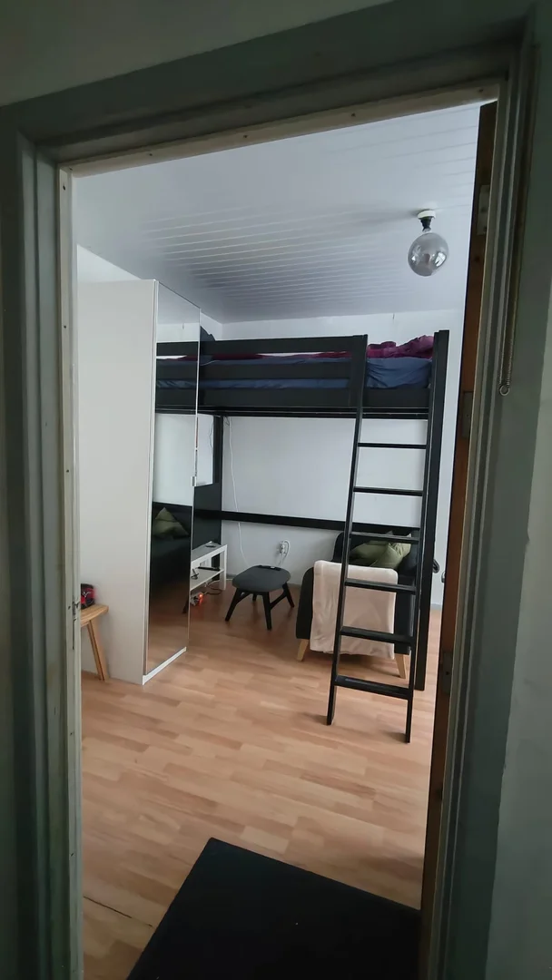 Chambre d'étudiant lumineuse et aérée avec accès facile à l'université dans 