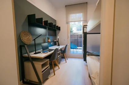 Mehrbettzimmer im Wohnheim in der Calle Nuestra Señora de la Salud 11, bild 2 von 15