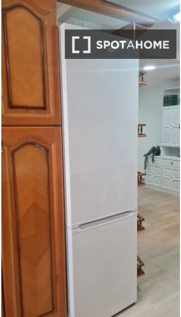 'da öğrenciler için yeterli aydınlatmaya sahip uygun fiyatlı oda