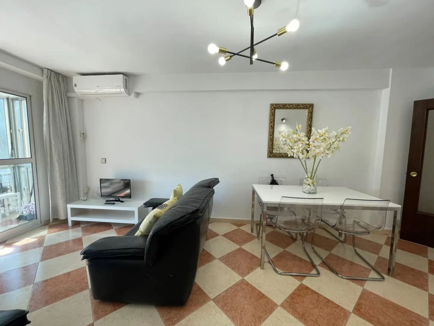Habitación estudiantil amplia y cómoda en 