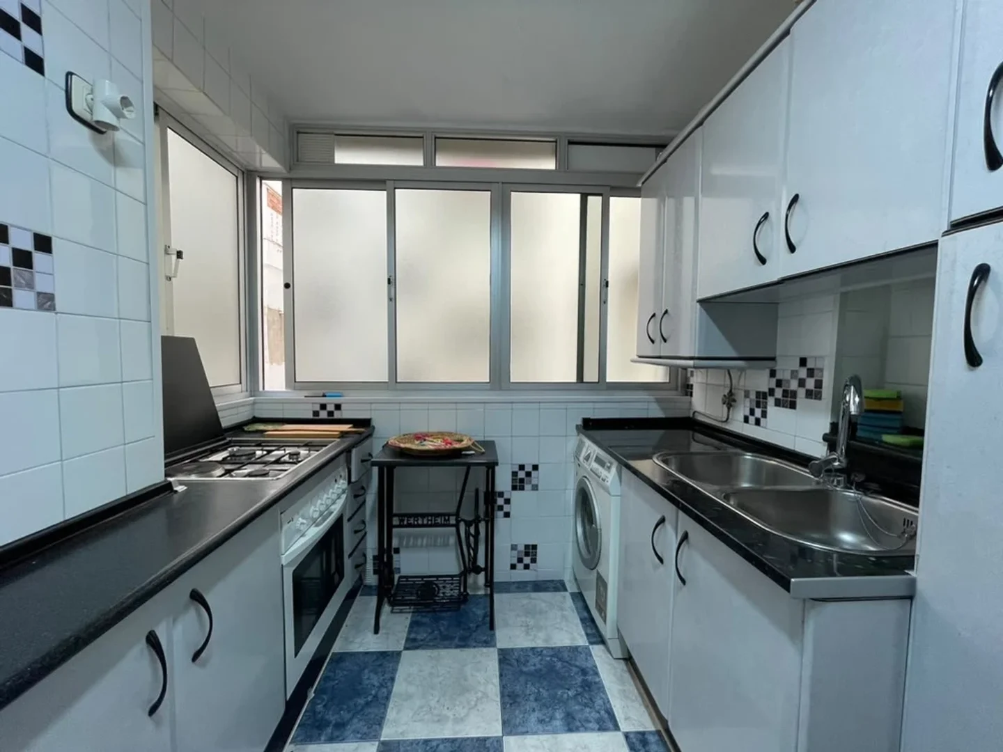 Habitación estudiantil luminosa y aireada con fácil acceso a la universidad en 