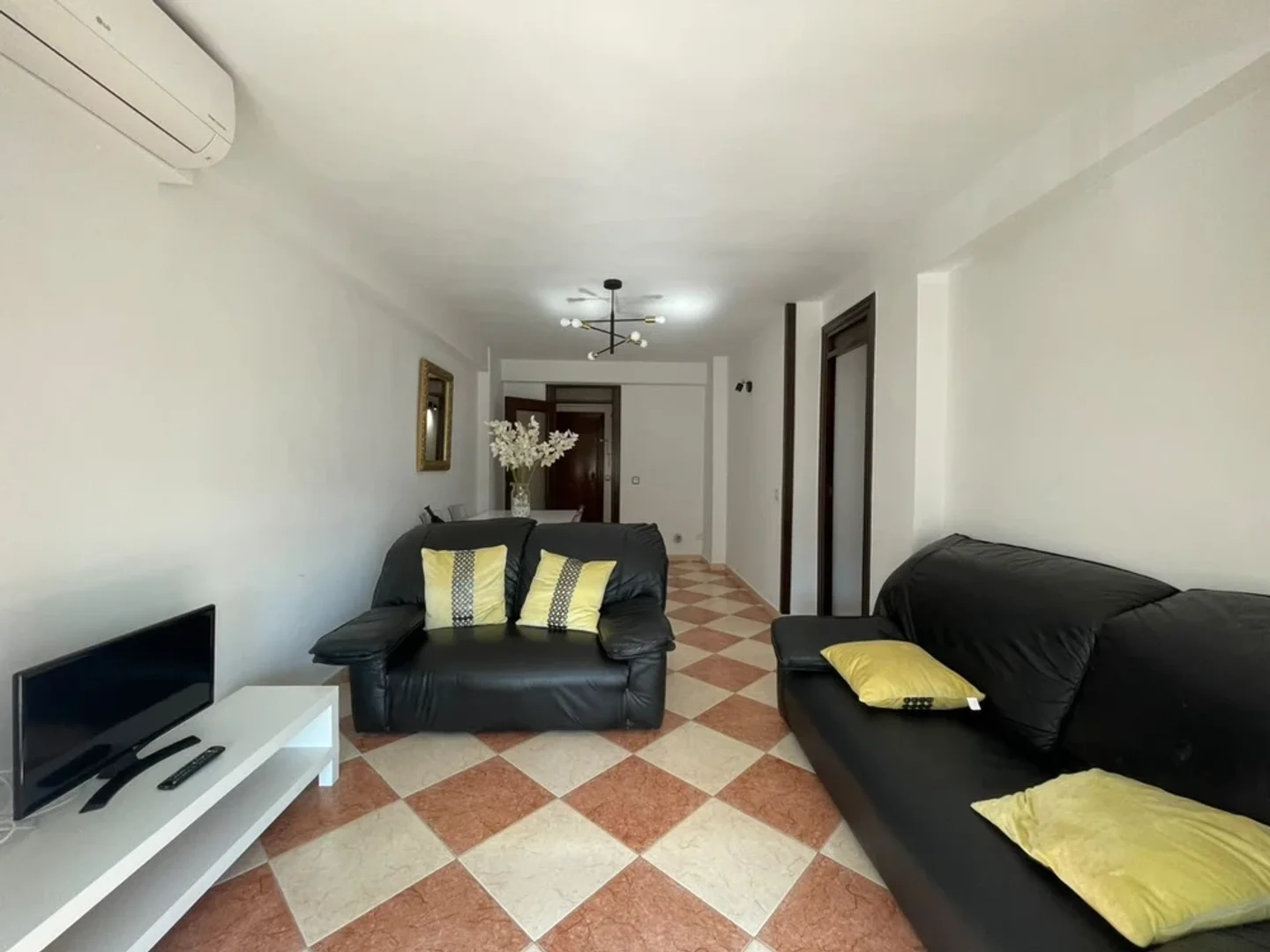 Habitación estudiantil amplia y cómoda en 