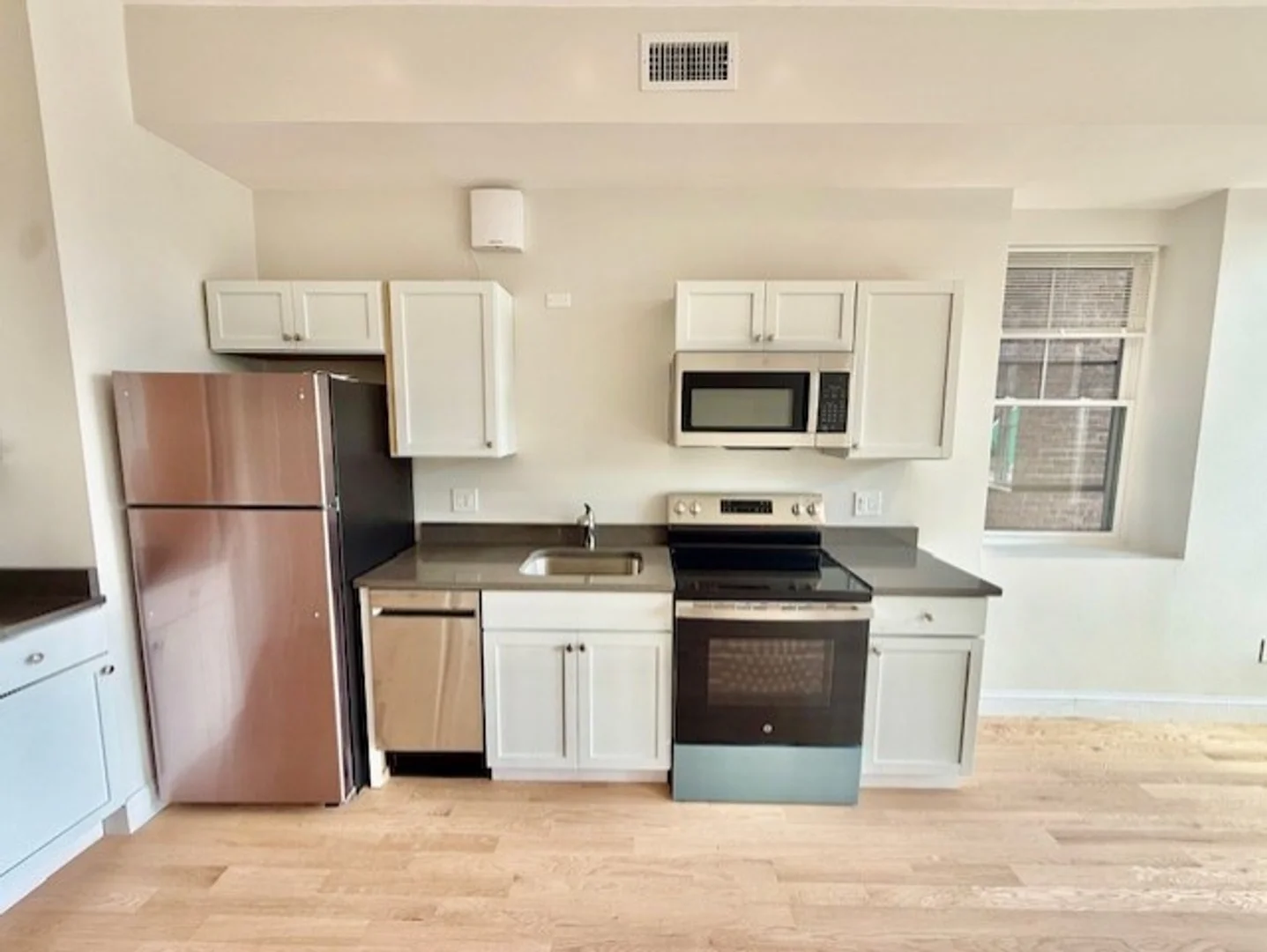 Chic studio apartment near campus in 