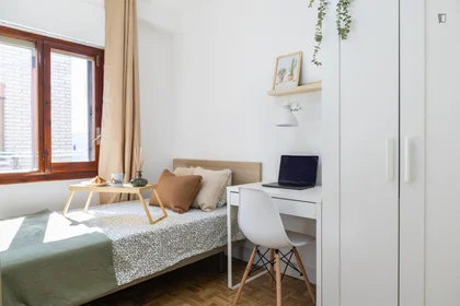Chambre privée à Calle Cuenca, image 1 de 10