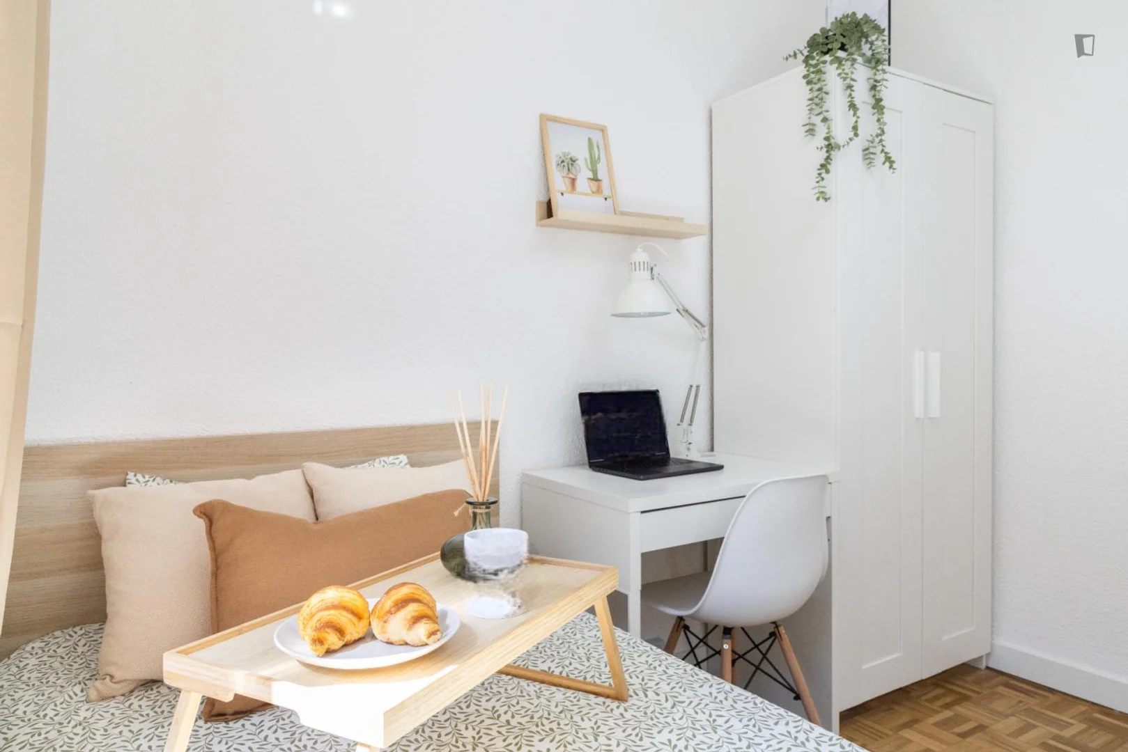 Chambre abordable pour les étudiants avec un bon éclairage dans