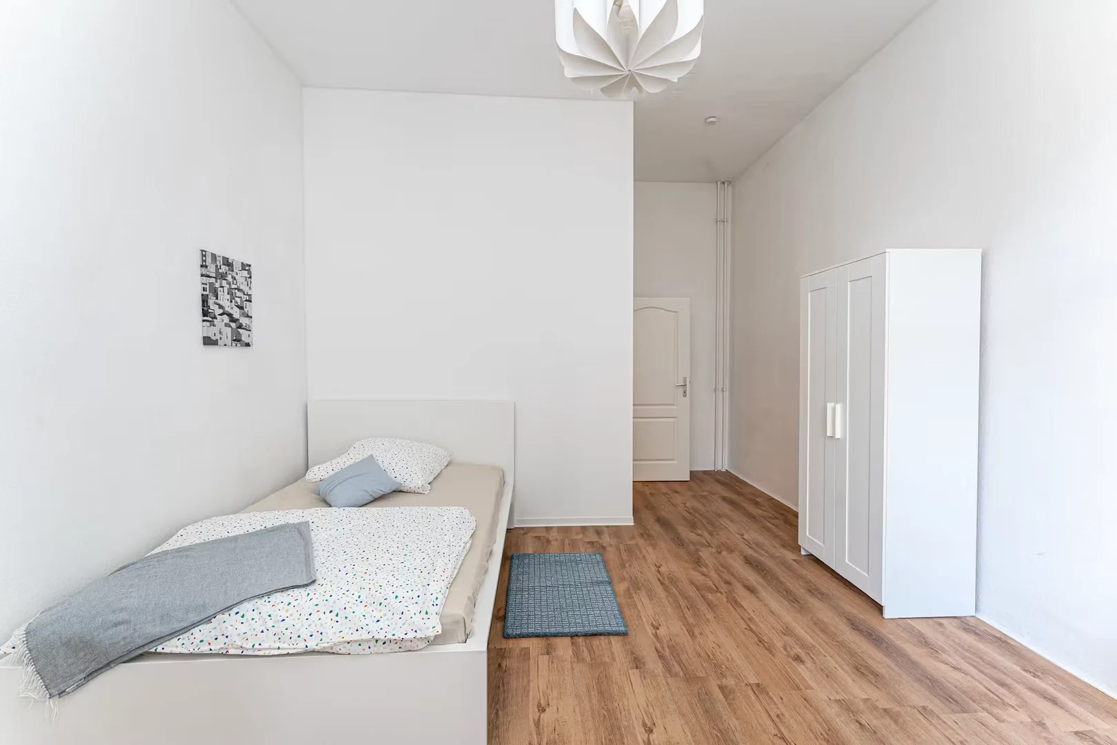 Niedrogi pokój dla studentów z dużym oświetleniem w 