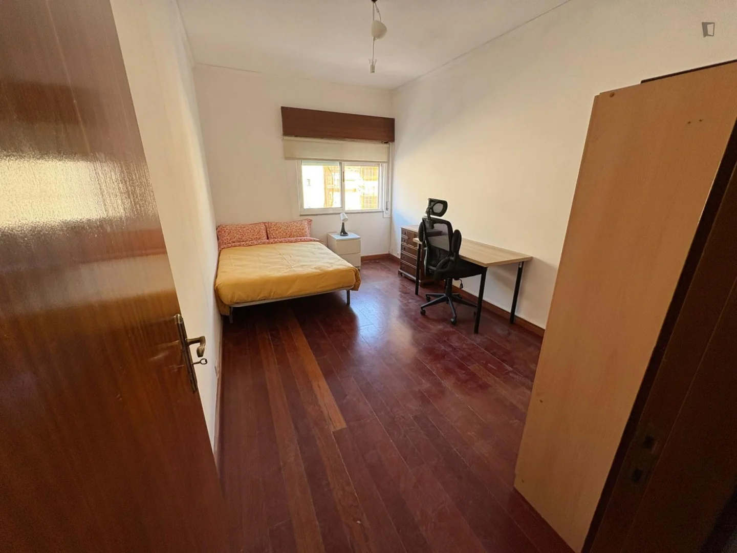 'de öğrenci dairesinde, tamamen mobilyalı kiralık oda