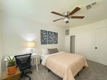 Quarto para alugar com cama de casal em {area}