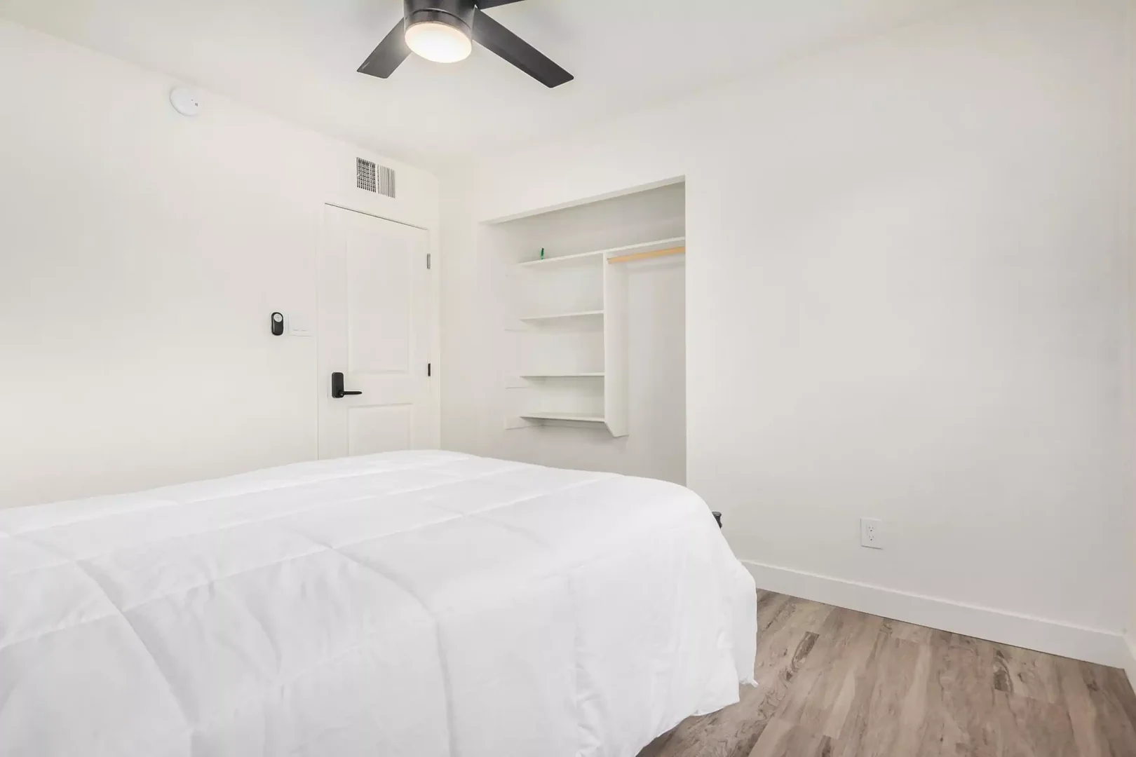 Bright and airy student room with easy university access in 