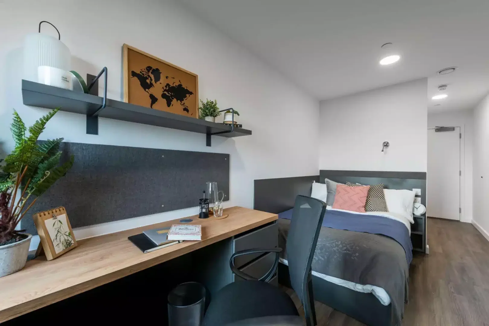 Camera per studenti in con area studio e servizi in comune