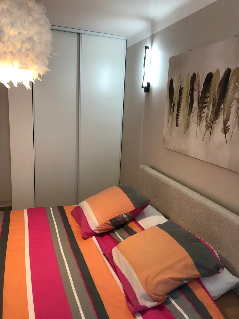  bölgesindeki öğrenciler için ideal kompakt stüdyo daire