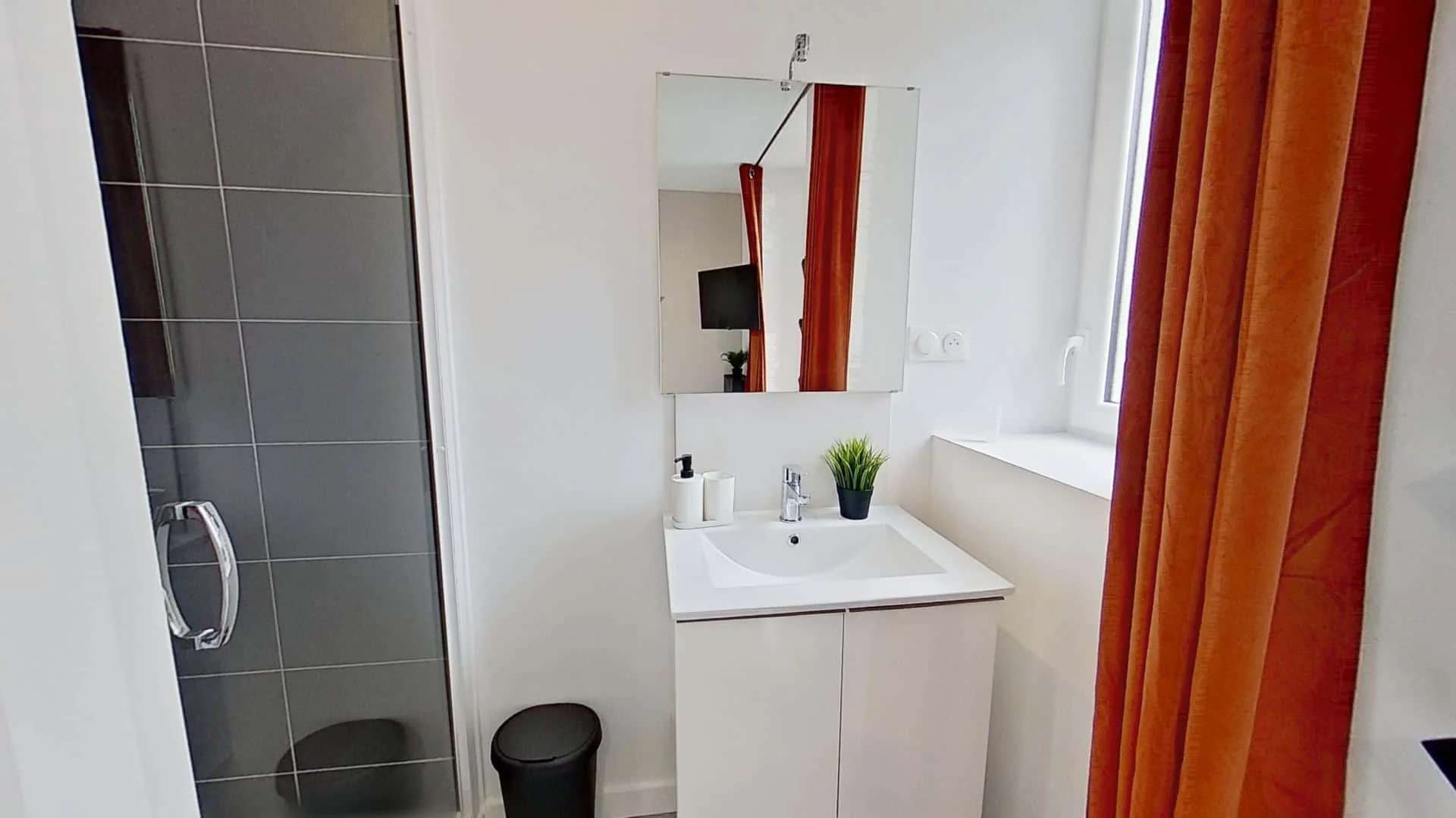 Quarto para alugar em apartamento de estudantes em , totalmente mobilado