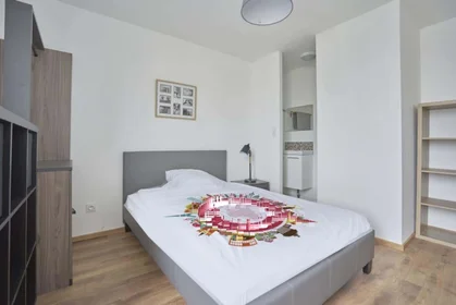 Quarto privado em 10 Rue de Clairmarais, 51100 Reims, France, imagem 2 de 11