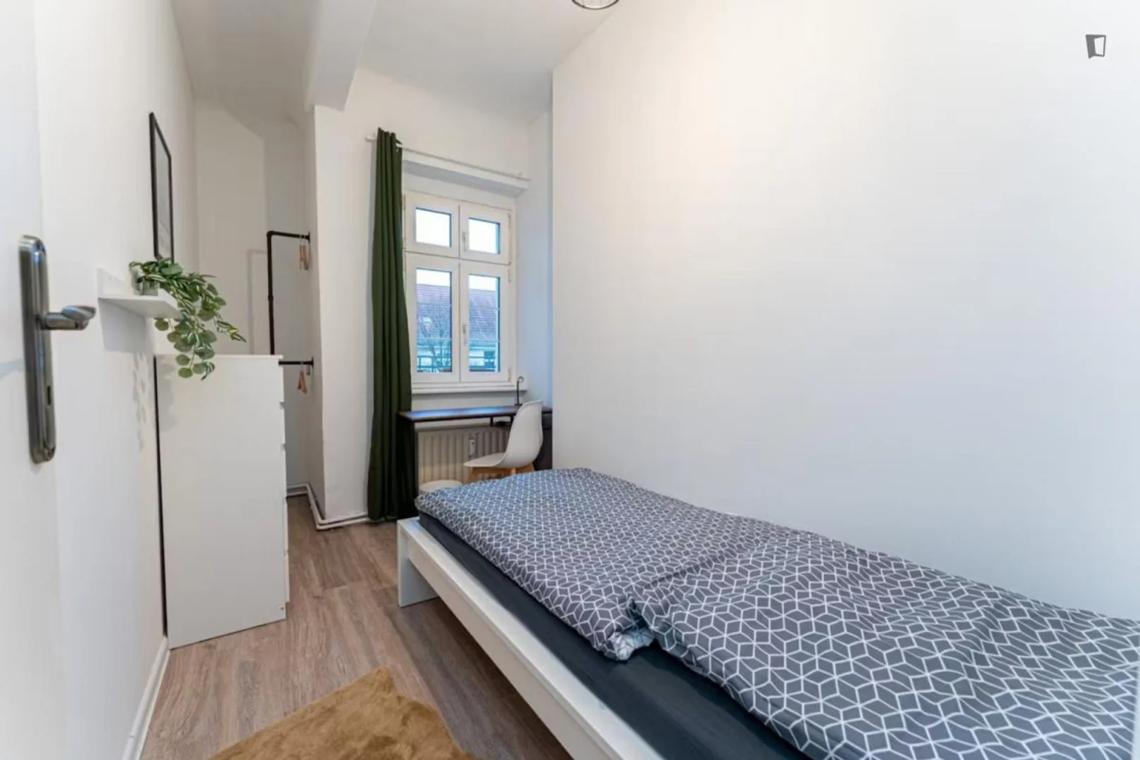 Comfortable and spacious student room in 