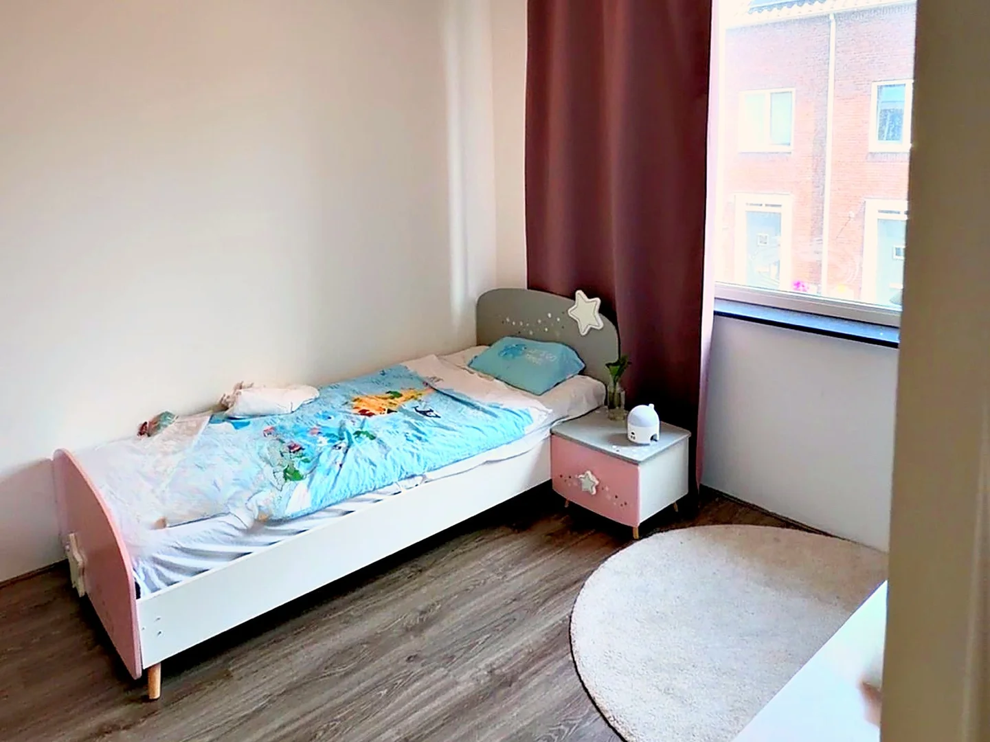 Habitación estudiantil luminosa y aireada con fácil acceso a la universidad en 